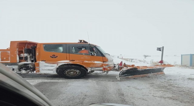 Develi-Adana yolu kar yağışı nedeniyle trafiğe kapandı