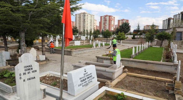 Talasta mezarlıklar bayrama hazırlanıyor