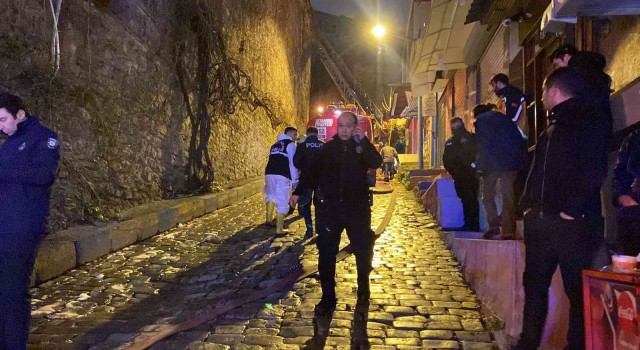 Beyoğlunda Ermeni Kilisesindeki yangın söndürüldü: 1 ölü, 2 yaralı