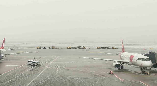 İstanbul Havalimanında kar yağışı etkili oldu