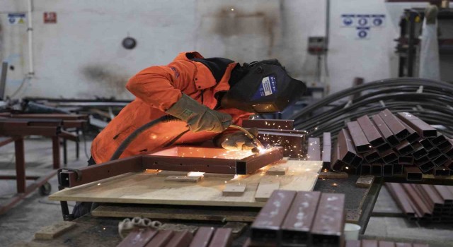 Mersin Büyükşehir Belediyesi marangoz atölyesi üretmeye devam ediyor