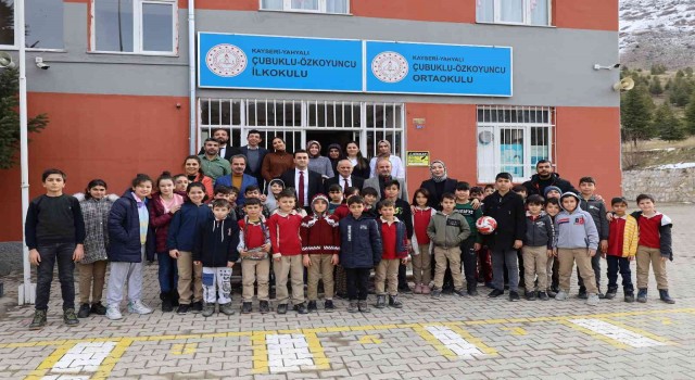 Yahyalı Belediyesi köy okullarına 5 bin kitap dağıttı