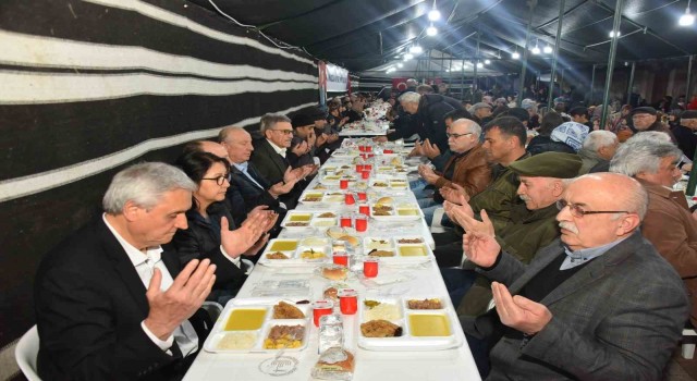 Başkan Bakkalcıoğlu Kadir Gecesinde orucunu hemşehrileri ile birlikte açtı