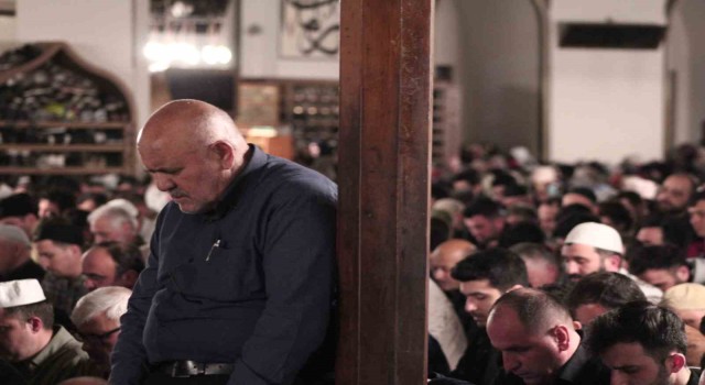 Kadir Gecesinde Bursalılar Ulu Camiye akın etti