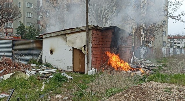 Metruk evde çıkan yangına itfaiye ekipleri müdahale etti