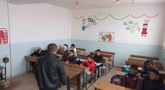 Suriyede deprem sonrası eğitim çadırlarda başladı