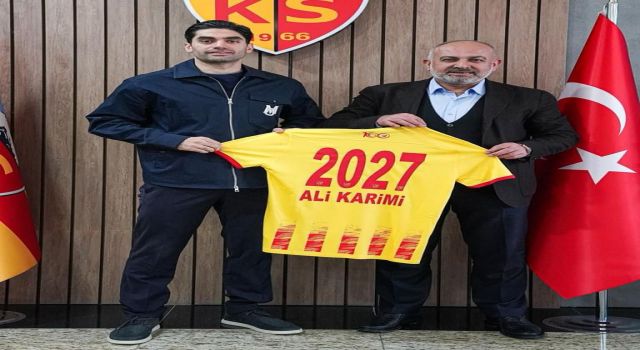 Kayserispor’da Ali Karimi’nin sözleşmesi 3 sene daha uzatıldı