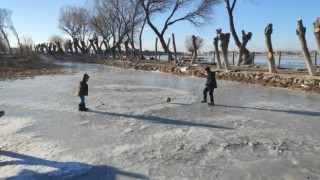 Buz tutan göletin üzerinde top oynadılar