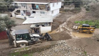 Efeler Belediyesi sağanak yağışın kapattığı yolları açtı