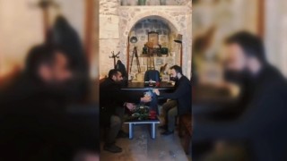 İsveçte Kuran-ı Kerim yakma girişimine karşı Mardinli gençler kiliselerde gül dağıttı