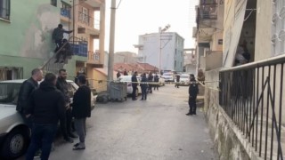 İzmirde sokak ortasında silahlı çatışma: 3 yaralı