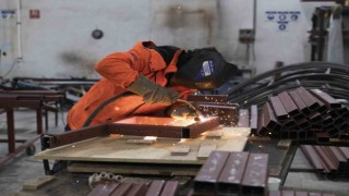 Mersin Büyükşehir Belediyesi marangoz atölyesi üretmeye devam ediyor