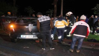 Otomobil beton aydınlatma direğine çarptı: 1i ağır 5 yaralı