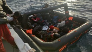 Yunan unsurlarınca ölüme terk edilen 15 kaçak göçmen kurtarıldı