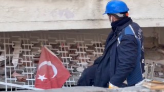 Enkaz çalışmalarına destek veren zabıta personelinden Türk bayrağı hassasiyeti