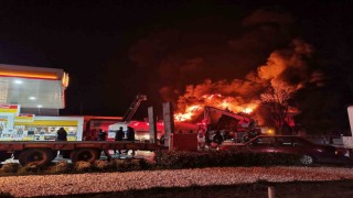 İzmirde lastik bayisindeki yangına müdahale sürüyor