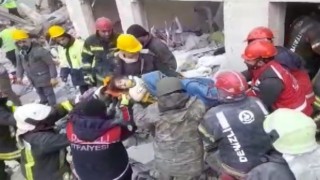 Küçük kızı depremden 56 saat sonra kurtardılar
