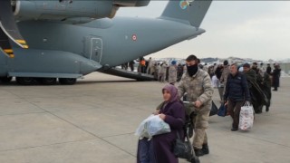 Malatyadaki depremzedeler uçaklarla Ankaraya taşınmaya devam ediyor