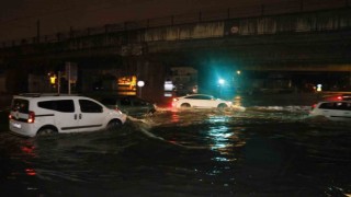 Adanada gece bastıran sağanak yağış yolları göle çevirdi