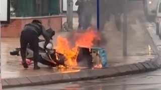 Alev alev yanan motosikletini kurtarmak için kendini tehlikeye attı