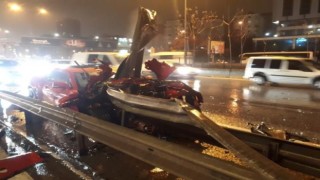Ataşehirde motosiklete çarpan otomobil bariyere girdi: 1 yaralı