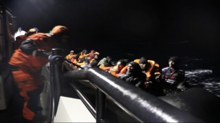 Ayvacık açıklarında Yunan unsurlarınca ölüme terk edilen 40 kaçak göçmen kurtarıldı