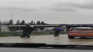 Bursada gençlerin tehlikeli scooter yolculuğu kamerada