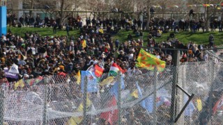 Diyarbakırda Nevruz kutlamasında terör paçavrası açıp slogan atıldı