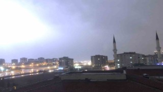 Gaziantepte şiddetli dolu yağışı kenti beyaza bürüdü