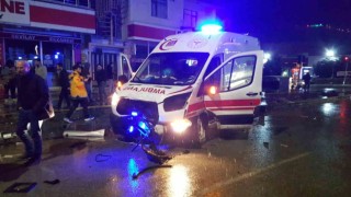 Hasta taşıyan ambulans otomobille çarpıştı