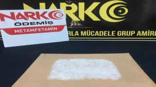 İzmirde polisten metamfetamin operasyonu: 2 gözaltı