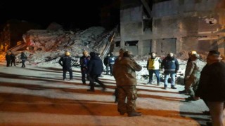 Malatyada ağır hasarlı 4 katlı bina çöktü