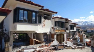 Milyonluk villalar depremde kağıt gibi dağıldı
