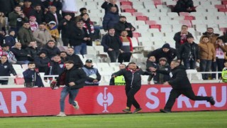 Sivasspor-Fiorentina maçında sahaya taraftar girdi