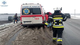 Ukraynada yolcu otobüsü şarampole yuvarlandı: 18 yaralı