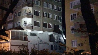 Diyarbakırda ağır hasarlı binanın bir bölümü çöktü