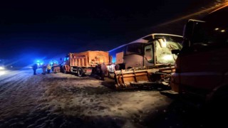 Erzincanda zincirleme trafik kazası: 8 yaralı