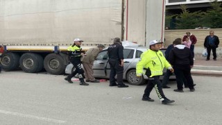 Konyada otomobil park halindeki tıra çarptı: 1 ölü, 3 yaralı