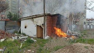 Metruk evde çıkan yangına itfaiye ekipleri müdahale etti