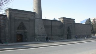 750 Yıldır ayakta duran yapı: Hacı Kılıç Camii ve Medresesi