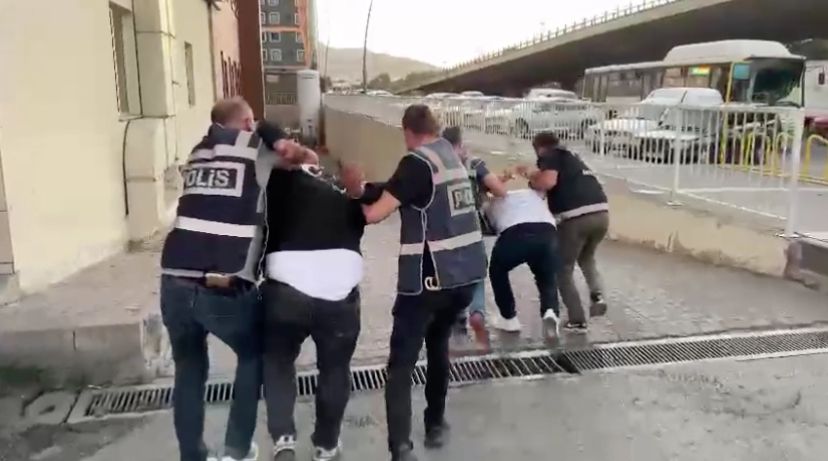 Dur ihtarına uymayan sürücü polisin yaralanmasına sebep oldu