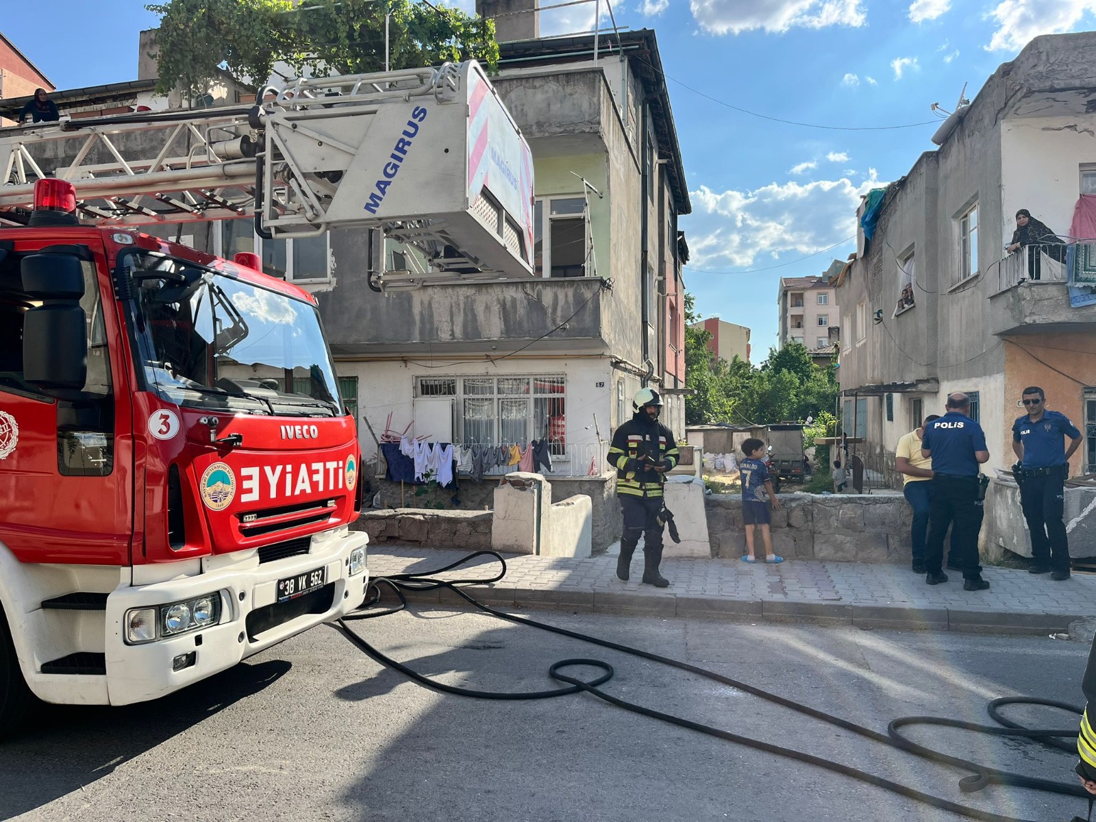 Apartman dairesinde çıkan yangın büyümeden söndürüldü