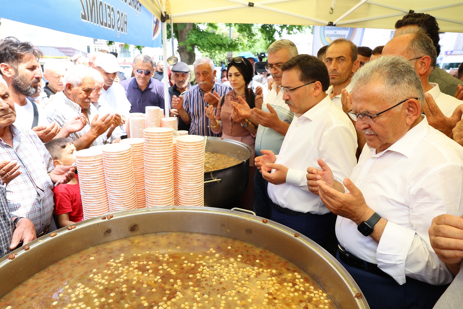 Vali Çiçek ile Başkan Büyükkılıç esnaf ve vatandaşa aşure dağıttı
