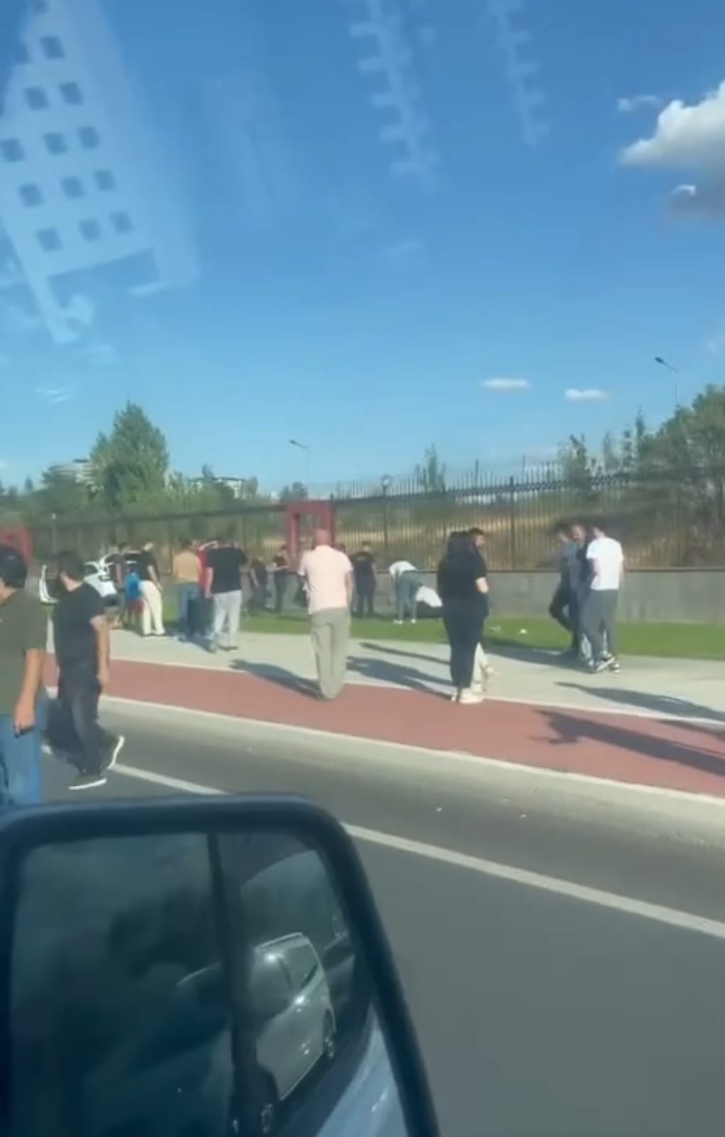 Kontrolden çıkan otomobil, yayalara çarptı: 1'i ağır 4 yaralı