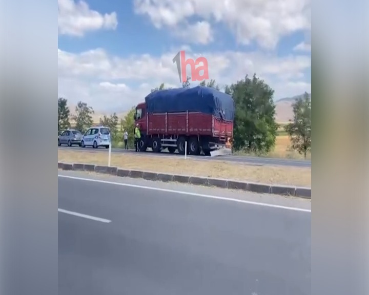 Kamyon ile çarpışan otomobildeki 2 kişi öldü