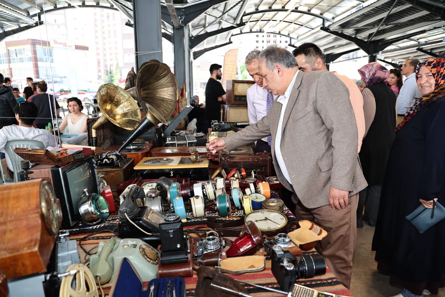 Kayseri’de ilk olarak düzenlenen Talas Antika, Retro, Vintage ve Değerli Eşya Fuarı açıldı