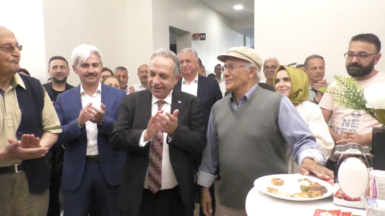Hasan Bağdaş’ın ‘Avustralya’dan Anadolu’ya’ temalı Resim Sergisi açıldı