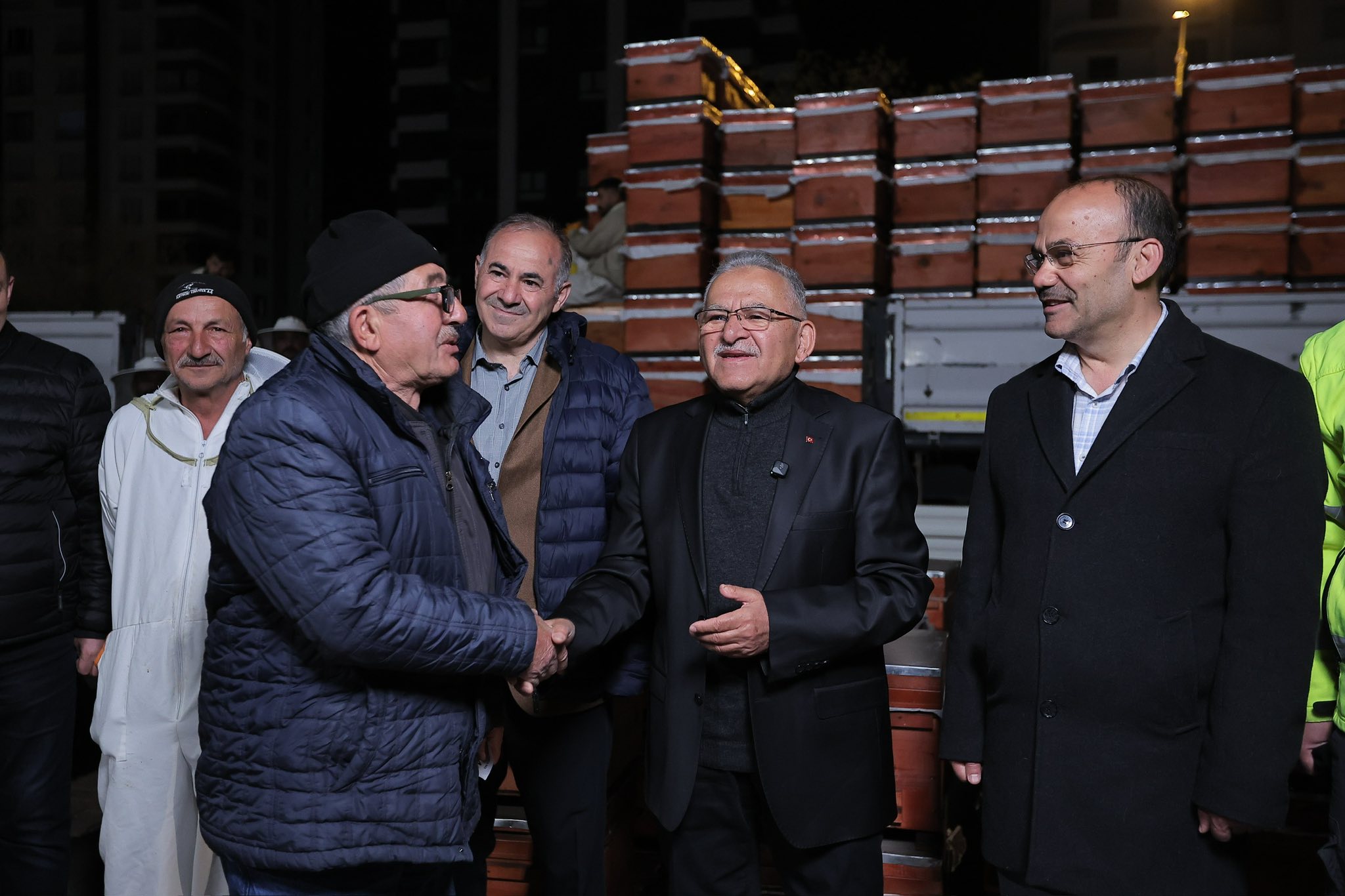 Başkan Büyükkılıç, Şafak Vakti Üreticilere Arılı Kovan Dağıttı