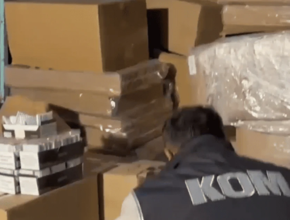 Kayseri’de 1 Ton Kaçak Tütün ve Yüz Binlerce Makaron Ele Geçirildi