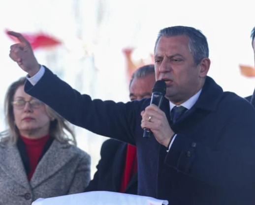 CHP Lideri Özgür Özel'den Emekli Maaşı Tepkisi: "Onun 43 zengin müteahhidinin 37’si geçen sene 1 kuruş vergi vermedi"